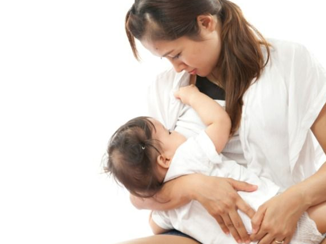 cho bú sữa mẹ để tăng cường hệ miễn dịch cho trẻ